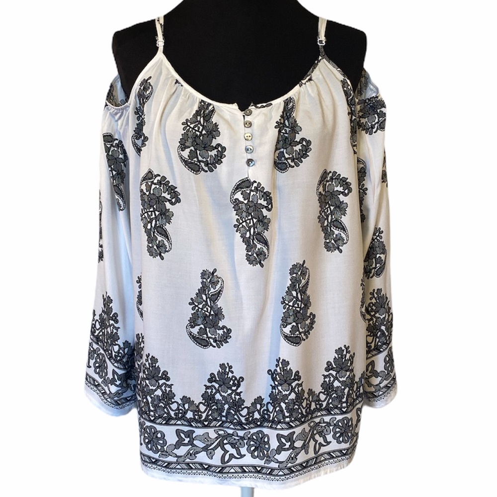 Fashion on Earth Cold Shoulder Top. Size Medium.